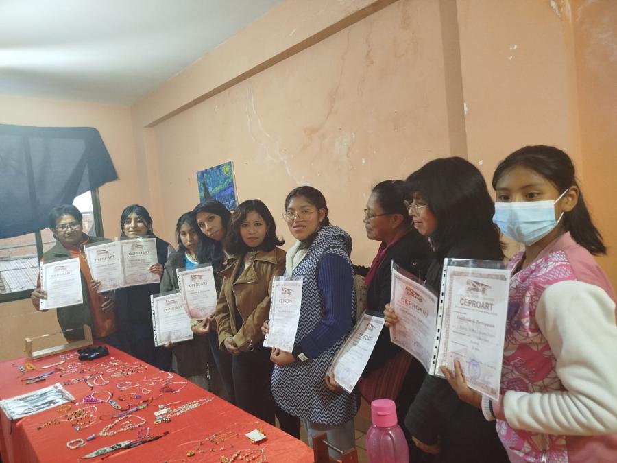 Alumnas recibiendo certificados
